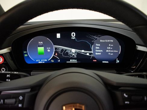 Certified 2025 Porsche Macan 4 Electric image 27