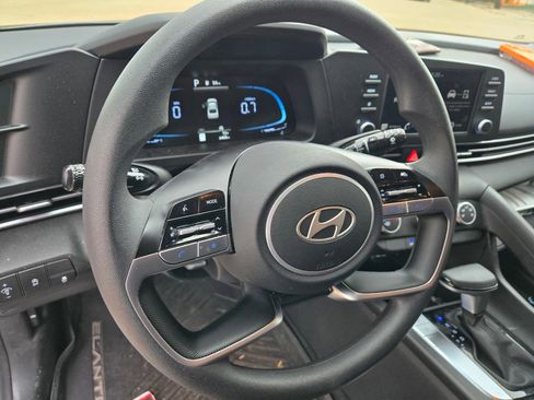 Certified 2025 Hyundai Elantra SE FWD image 9