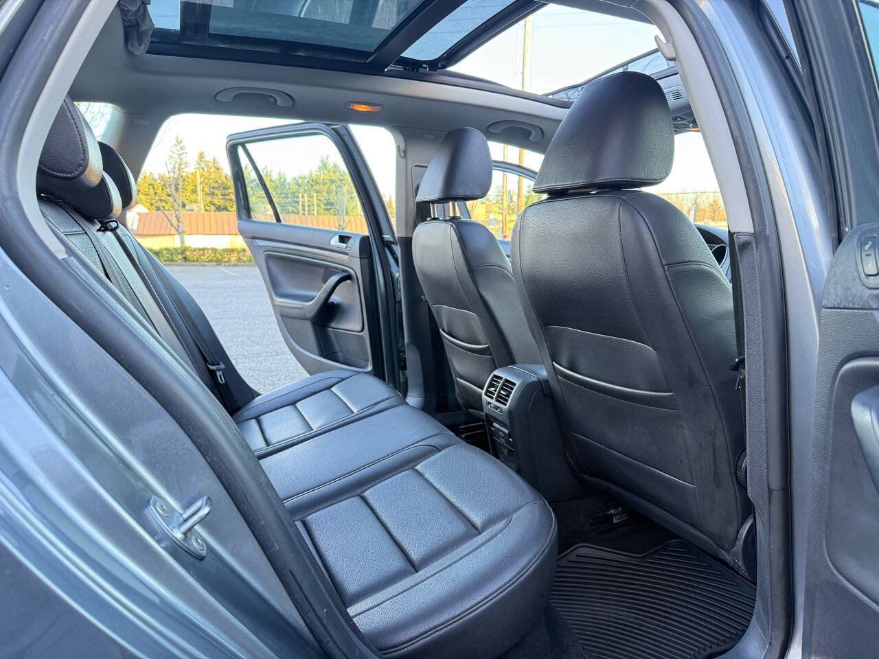 Used 2010 Volkswagen Jetta TDI FWD image 19