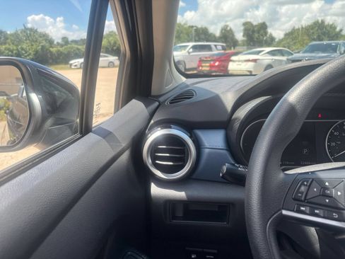 Used 2025 Nissan Versa SV FWD image 33