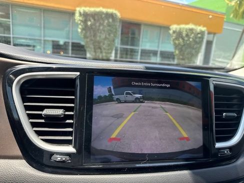 Used 2022 Chrysler Voyager LX FWD image 4