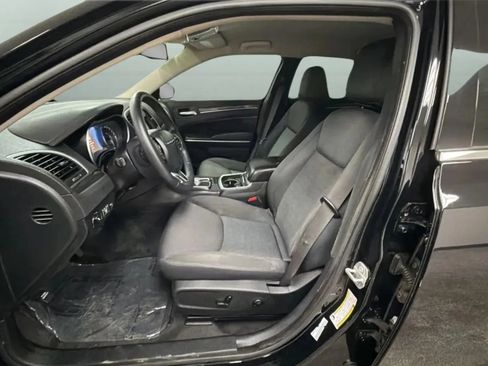 Used 2018 Chrysler 300 Touring w/ Chrome Appearance Package RWD image 19