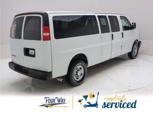 Used 2017 Chevrolet Express 3500 LS RWD image 4