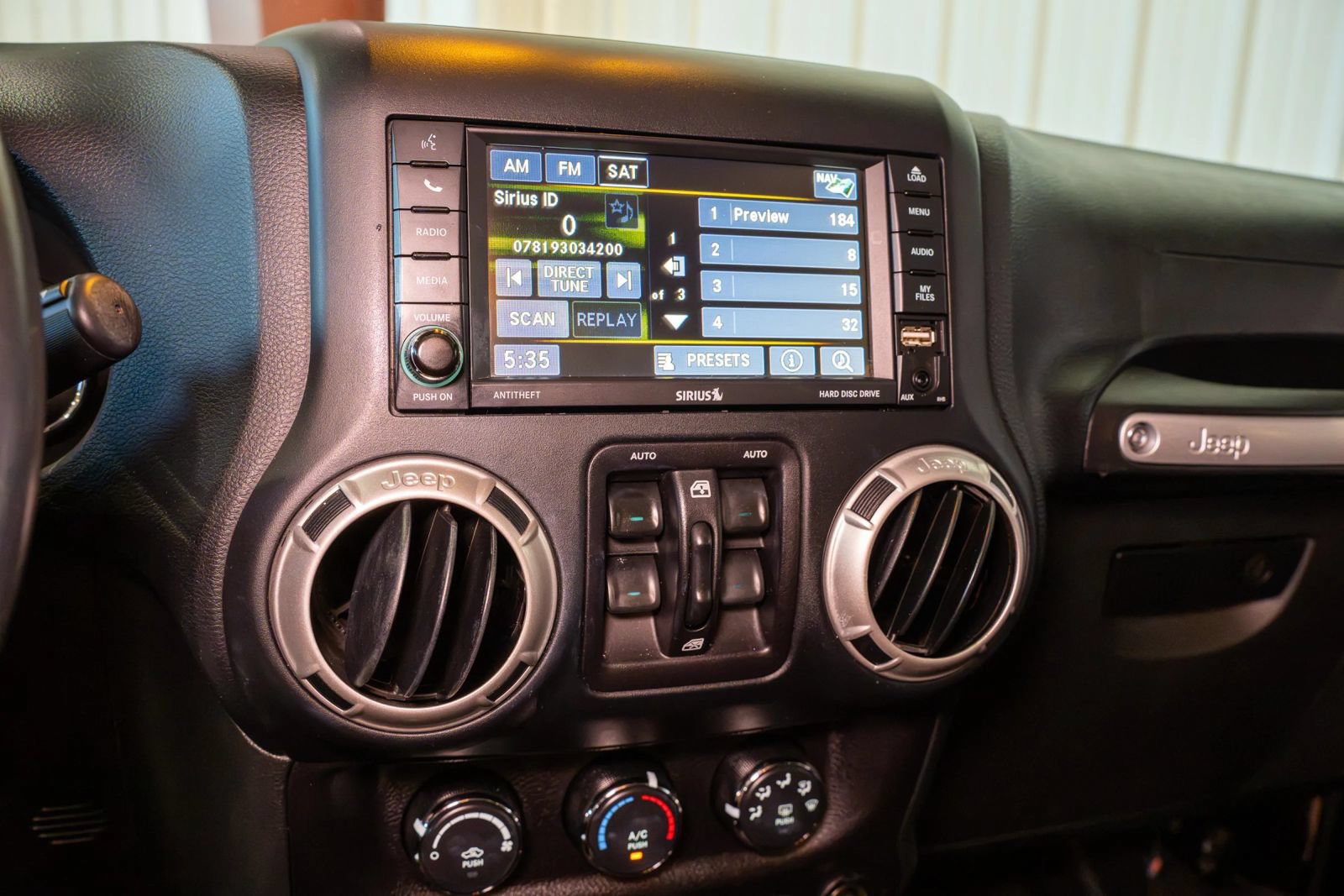 Used 2018 Jeep Wrangler Unlimited Sahara w/ Connectivity Group AWD/4WD image 35
