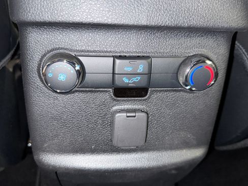 Used 2019 Ford Explorer XLT w/ Equipment Group 202A AWD/4WD image 27