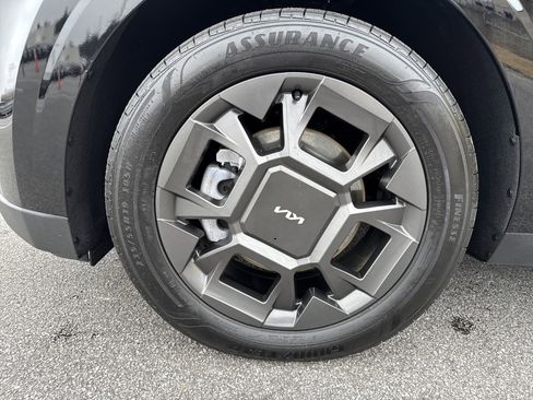 Used 2025 Kia Carnival EX image 13