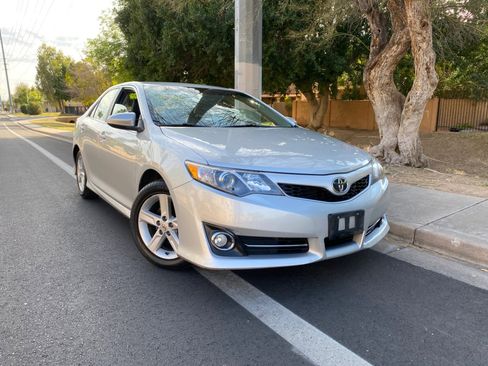Used 2012 Toyota Camry SE image 2