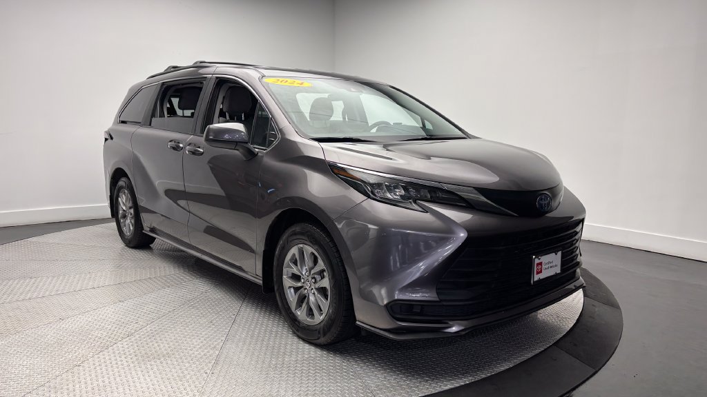 Certified 2024 Toyota Sienna LE FWD image 40