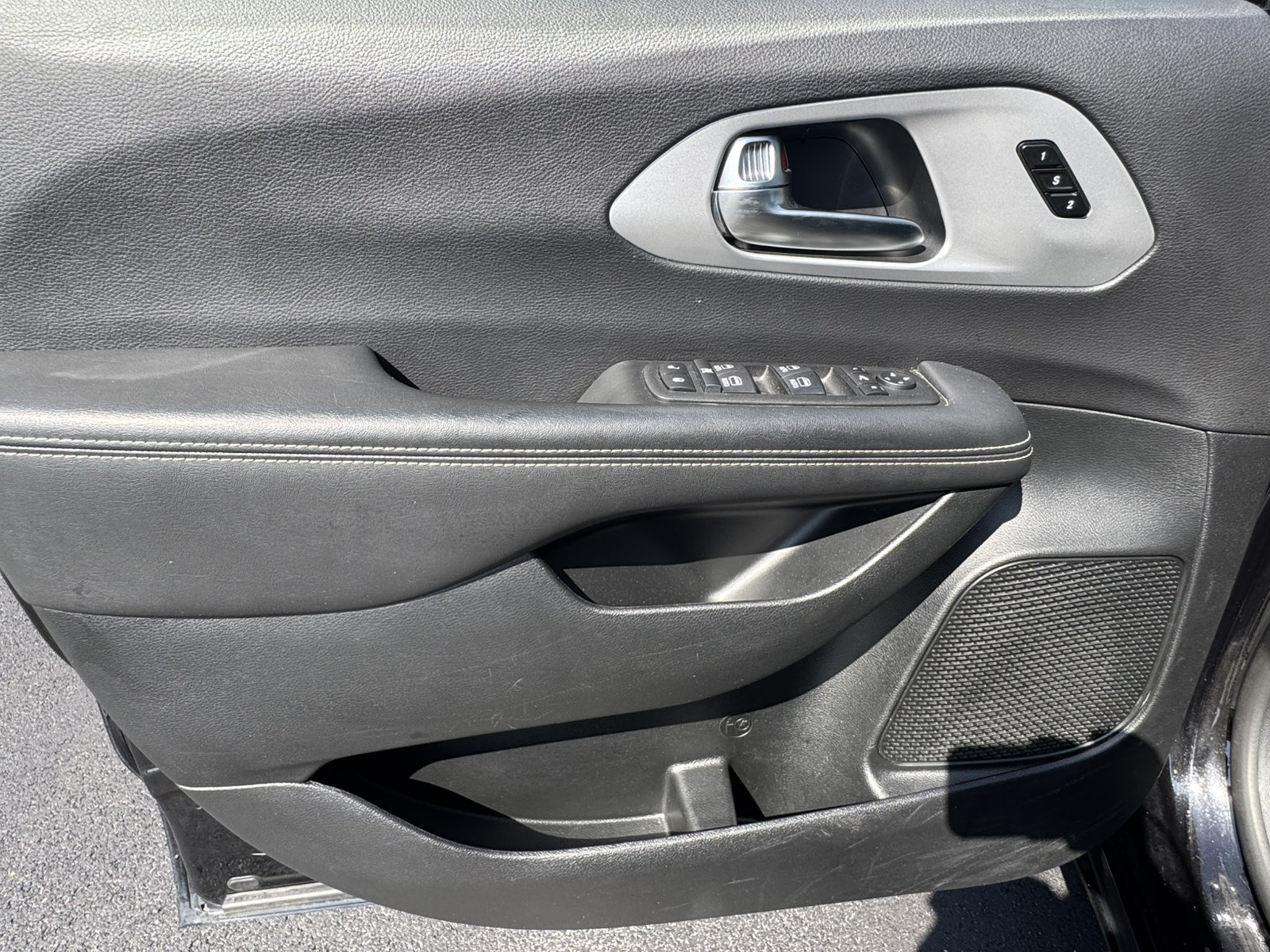 Used 2025 Chrysler Pacifica Limited FWD image 12