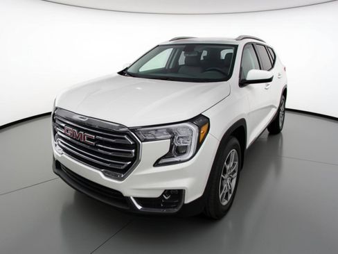 Used 2024 GMC Terrain SLT image 3