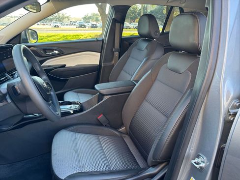 Used 2025 Chevrolet Trax LT image 30