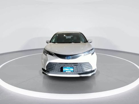 Used 2023 Toyota Sienna LE image 3