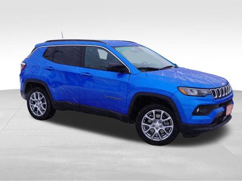 Used 2023 Jeep Compass Latitude image 2