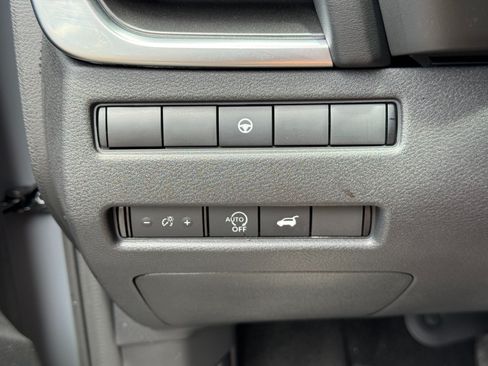 Used 2023 Nissan Rogue SV w/ SV Premium B Package FWD image 17