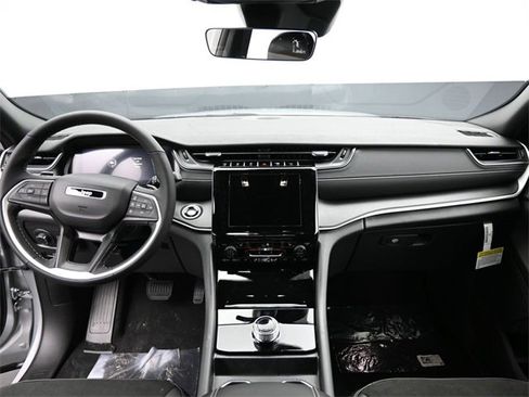 New 2025 Jeep Grand Cherokee Altitude image 21