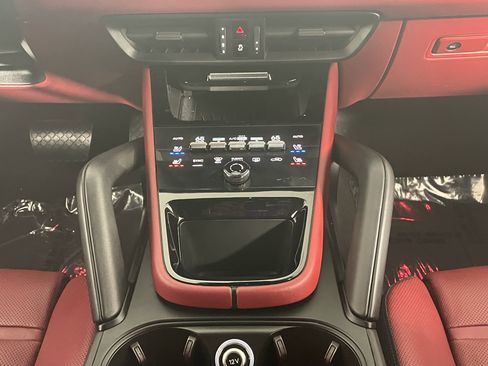 Used 2024 Porsche Cayenne Coupe image 20