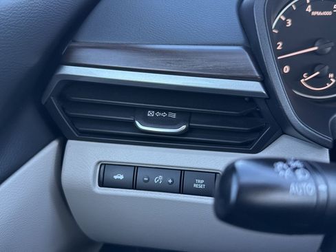 Used 2024 Nissan Altima 2.5 SV image 14