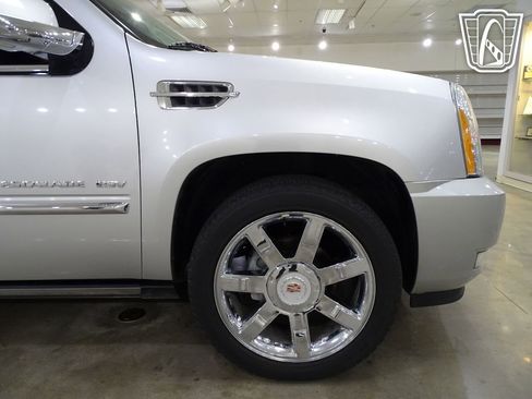 Used 2011 Cadillac Escalade ESV Premium image 34