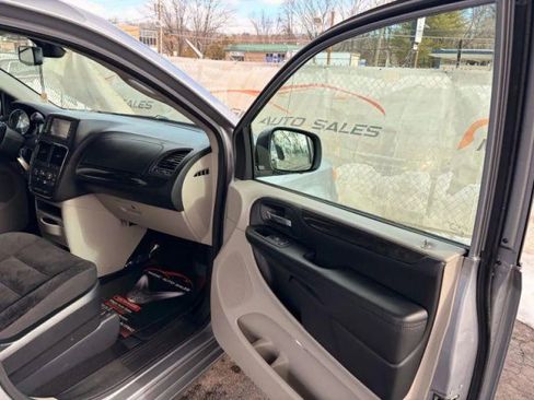 Used 2019 Dodge Grand Caravan SE image 18