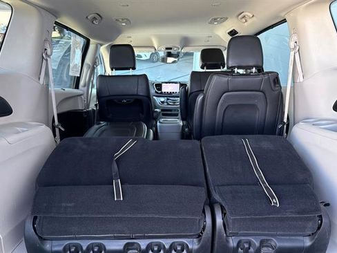 Used 2023 Chrysler Pacifica Touring-L image 17