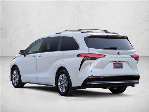 Used 2023 Toyota Sienna Platinum image 8