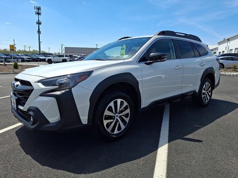Used 2025 Subaru Outback Premium image 3