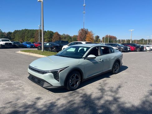 New 2025 Kia K4 LXS image 3