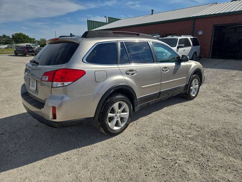 Used 2014 Subaru Outback 2.5i Premium w/ Accessory Value Package (OY1) AWD/4WD image 3