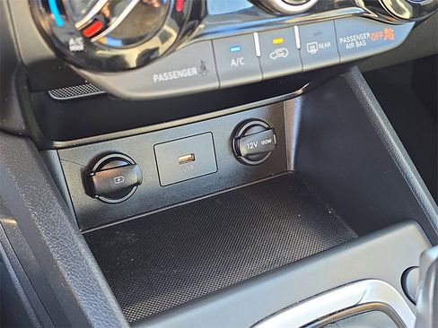 Used 2023 Hyundai Kona SE image 27