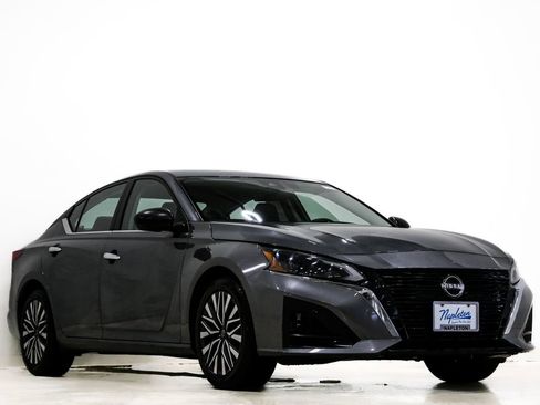 Used 2024 Nissan Altima 2.5 SV image 1