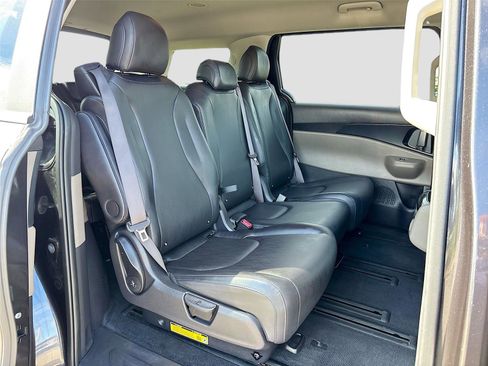 Used 2025 Kia Carnival FWD image 28