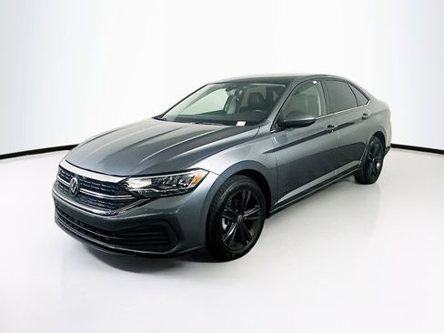 Used 2024 Volkswagen Jetta SE w/ Panoramic Sunroof Package image 3