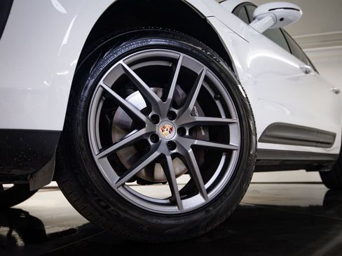Certified 2023 Porsche Macan AWD/4WD image 12