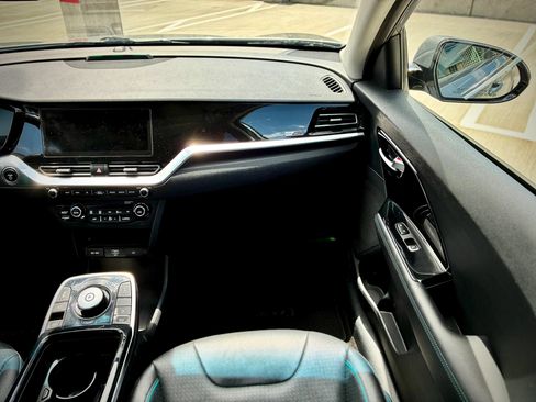 Used 2022 Kia Niro EX Premium FWD image 41