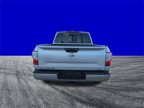 Used 2019 Nissan Titan SV image 5