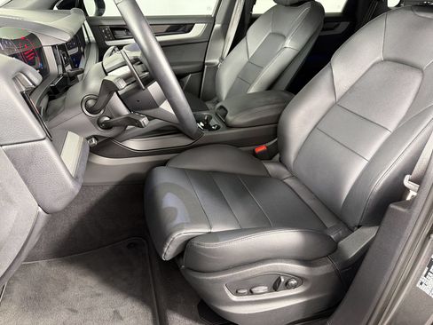 Certified 2024 Porsche Cayenne AWD/4WD image 5