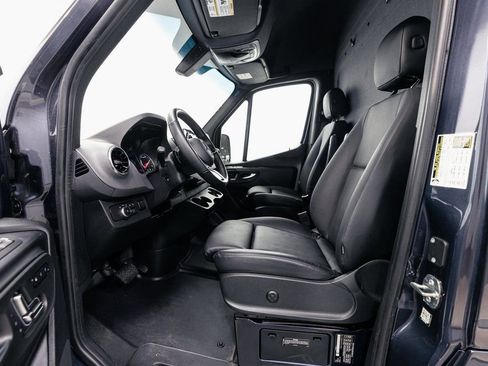 Used 2025 Mercedes-Benz Sprinter 2500 image 7