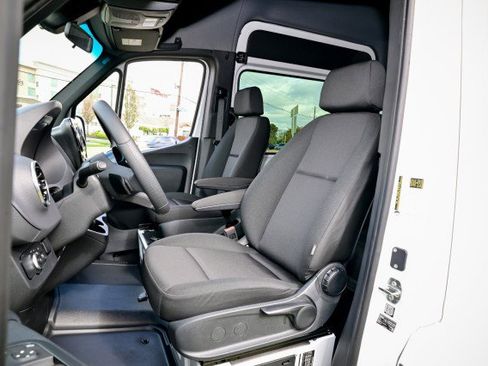 Used 2025 Mercedes-Benz Sprinter 2500 image 14