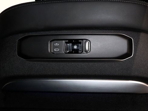 Used 2025 BMW X7 M60i image 31