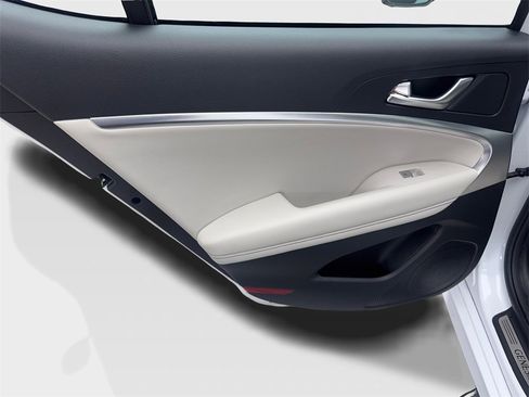 Used 2025 Genesis G70 2.5T image 37