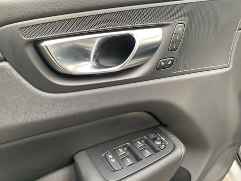 Used 2025 Volvo XC60 B5 Plus image 15