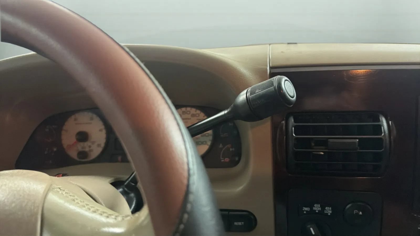 Used 2005 Ford F350 Lariat AWD/4WD image 12