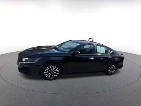 Used 2025 Nissan Altima 2.5 SV FWD image 8