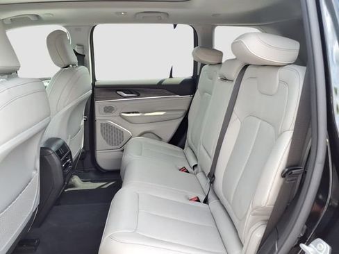 Used 2023 Jeep Grand Cherokee Overland RWD image 11