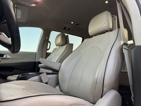 Used 2017 Chrysler Pacifica Platinum image 15