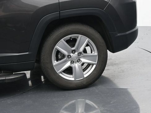 Used 2022 Jeep Compass Latitude FWD image 13
