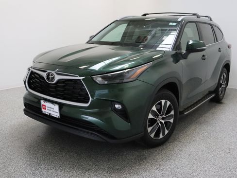 Certified 2025 Toyota Highlander XLE FWD image 2