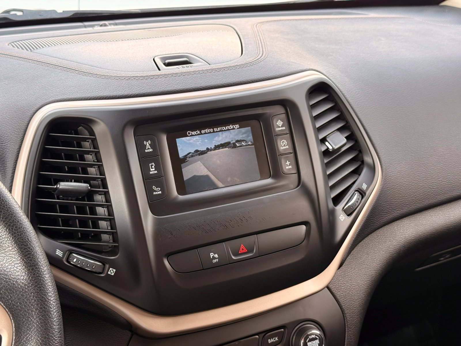 Used 2018 Jeep Cherokee Latitude w/ Safety Group AWD/4WD image 32