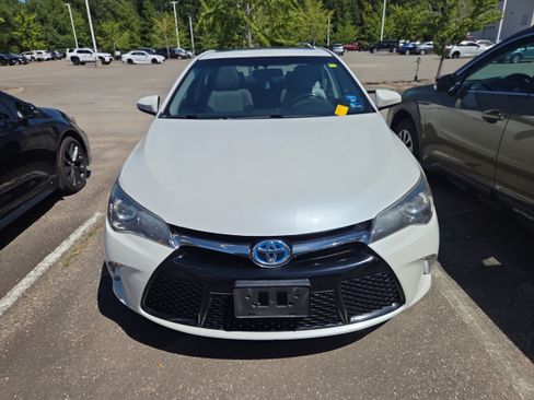 Used 2017 Toyota Camry SE w/ Moonroof Package FWD image 8