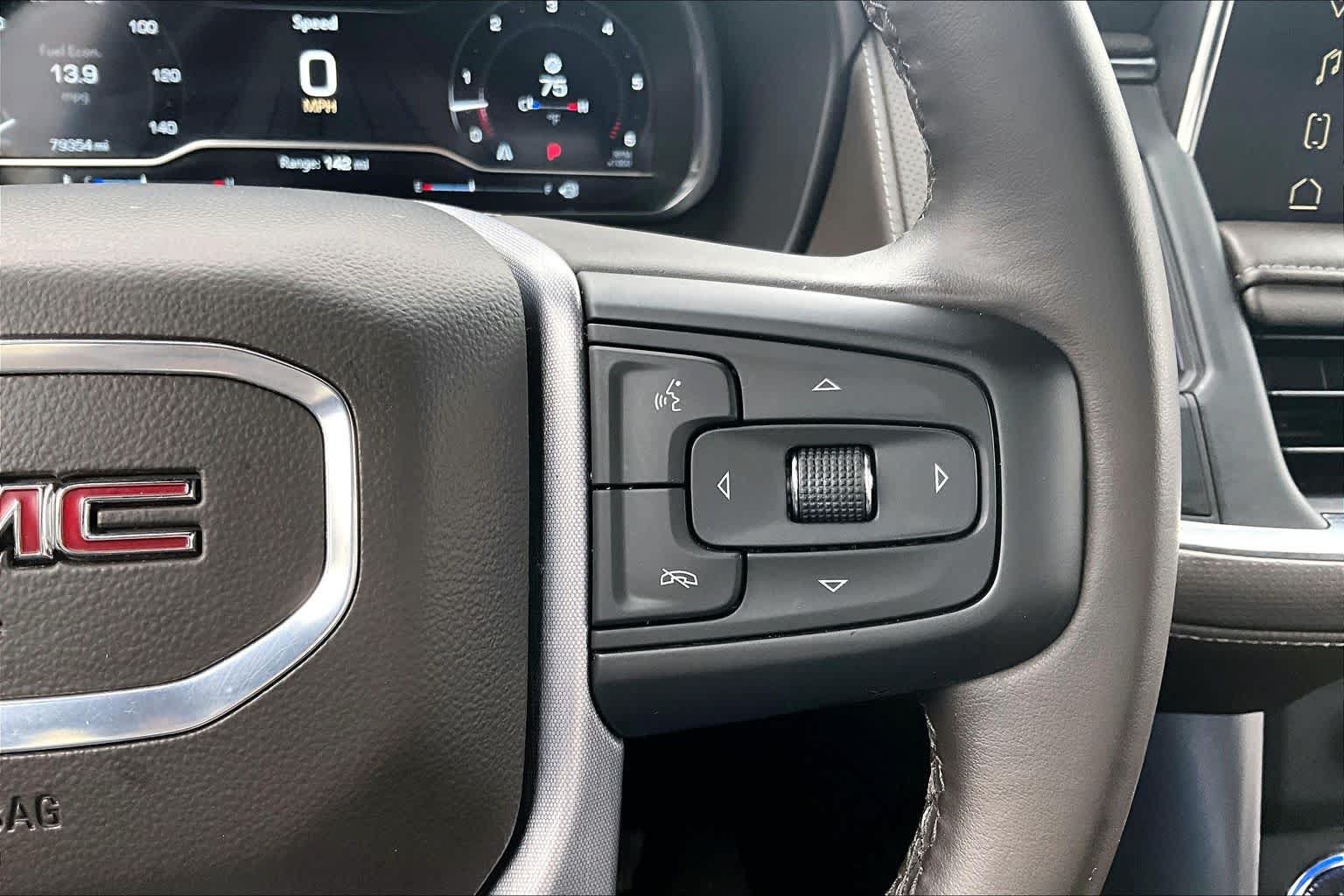 Used 2024 GMC Yukon SLT RWD image 25